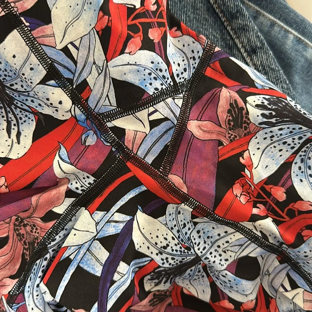 Lululemon Crop Leggings Lush Lillies Size 8